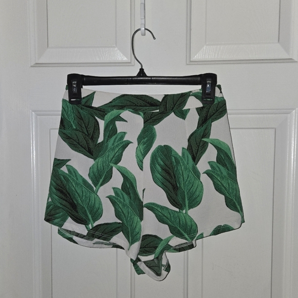 Show Me Your MuMu Pants - Show Me Your Mumu Small Tropical Leaf Shorts